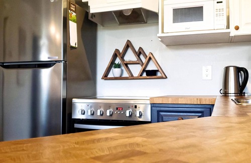 East Kootenay Condo | Contemporary | Mountain View | Walk to Resort & Trails | Portable AC