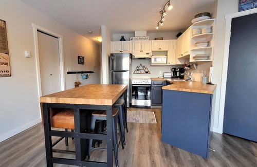 East Kootenay Condo | Contemporary | Mountain View | Walk to Resort & Trails | Portable AC