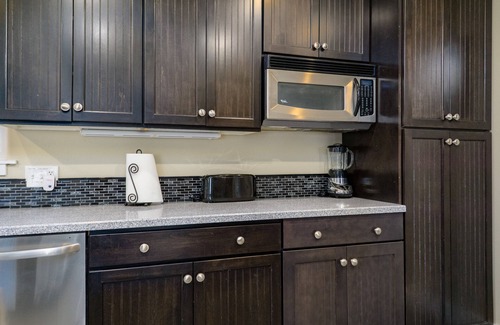 Hazelwood House | Contemporary Portland Home - 15 minutes to Everything - King Bed