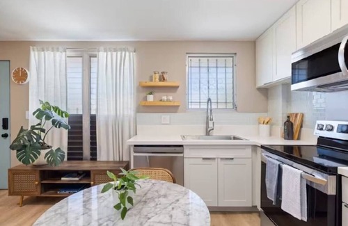 McCully - Moiliili Apartment | Contemporary & Renovated Honolulu Suite w/AC