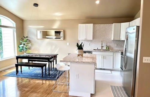 Turnagain House | Contemporary Turnagain Townhome