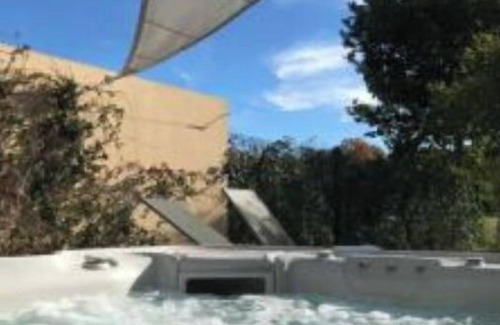 Pleuven Villa | Contemporary villa with outdoor Jacuzzi
