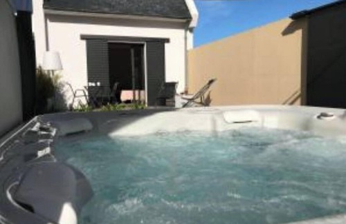 Pleuven Villa | Contemporary villa with outdoor Jacuzzi