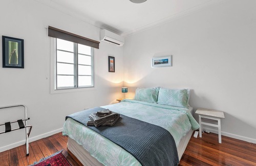 Paddington House | Contemporary Vintage ~ 3Bed/3Bath/2Car/ Pool+Views