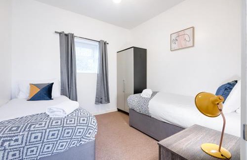 Bon-y-maen Apartment | Contractor House - TVs in All Rooms - Parking