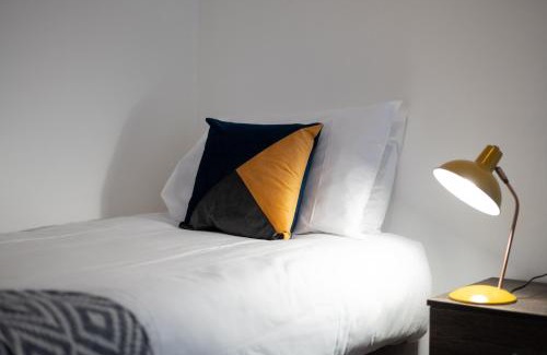 Bon-y-maen Apartment | Contractor House - TVs in All Rooms - Parking