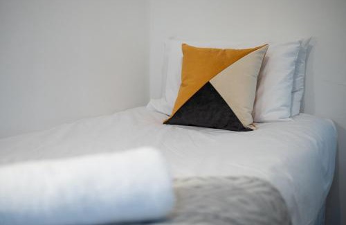 Bon-y-maen Apartment | Contractor House - TVs in All Rooms - Parking