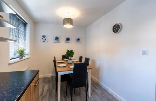 Hull House | Contractor*Leisure*King Bed*Free Parking