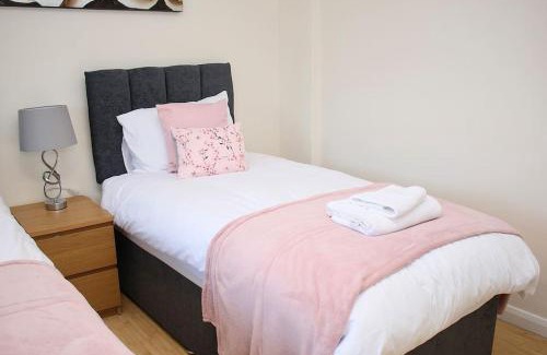 Aylesbury House | Contractor's Haven- 4-Bedroom House with Free Parking, Super Fast WiFi, Fran Properties in Aylesbury, Pets are Welcome!