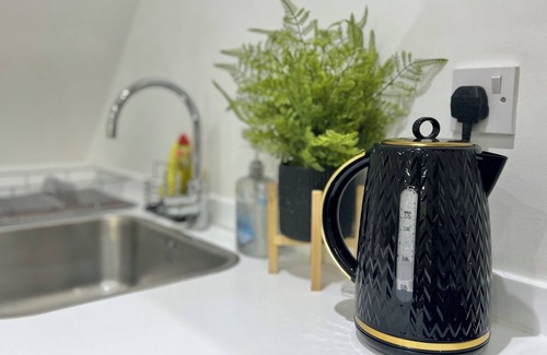 Borehamwood Apartment | Contractors & long stays | FREE Parking | Netflix