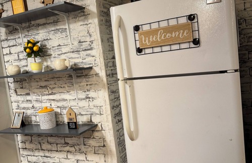 Huntington Apartment | Convenient 1-BR - Fenced Backyard - Extended Stays wanted