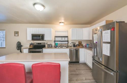 Fairbanks Apartment | Convenient & cozy 4-br T/H; heated 2 car garage!