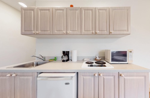 Naples House | Convenient hotel-style studio with pool, sauna, game room, restaurant, tennis