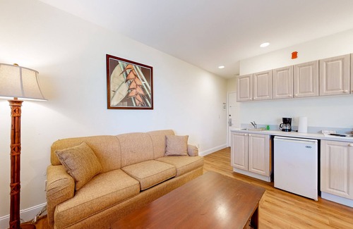 Naples House | Convenient hotel-style studio with pool, sauna, game room, restaurant, tennis
