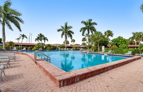 Naples House | Convenient hotel-style studio with pool, sauna, game room, restaurant, tennis