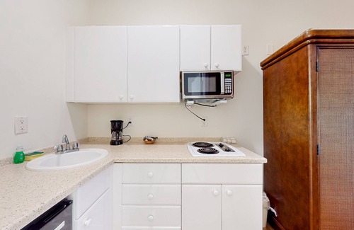 Naples House | Convenient hotel-style studio with pool, game room, tennis, gym, & sauna