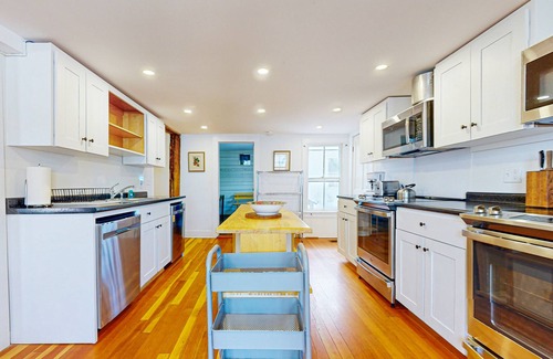 Weston House | Convenient in-town house, river view, dog-friendly, deck, kitchen, w/d, TV, wifi