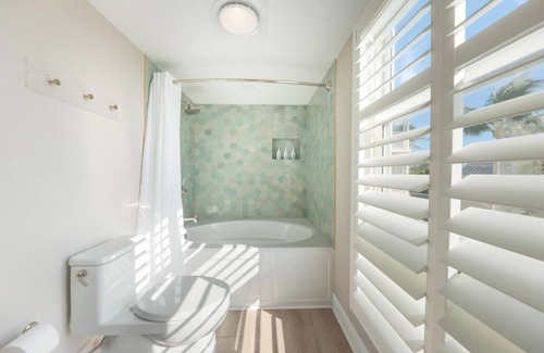 Marathon Hotel | Convenient Location! Outdoor Pool Access, Full Kitchen! Near Beach!