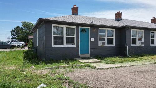 Dupont House | Convenient One bedroom with king bed near DIA