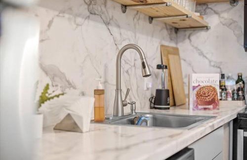 Meridian-Kessler Apartment | Convenient - Pet and Baby - Near Convention and Hospital