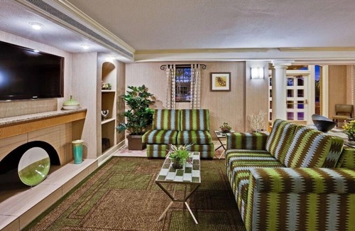 Orlando Hotel | Convenient Room Just Minutes Away from Orlando International Airport | Breakfast