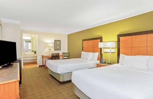 Orlando Hotel | Convenient Room Just Minutes Away from Orlando International Airport | Breakfast