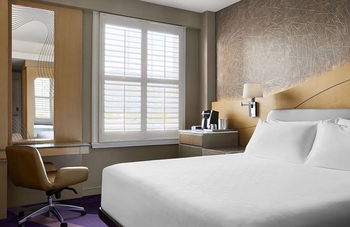 Pasadena Hotel | Convenient Stay in California! Onsite Pool, Pets Allowed, Close to Arden lawn