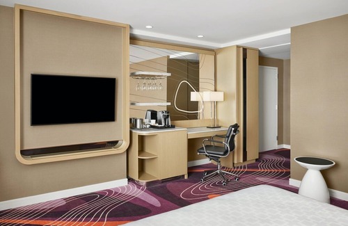 Pasadena Hotel | Convenient Stay in California! Onsite Pool, Pets Allowed, Close to Arden lawn