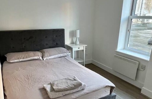 Stockwell Apartment | Conveniently Located Modern Flat