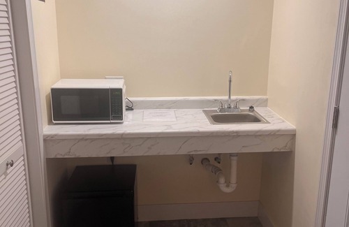 Off Broadway House | Conveniently located 1 bedroom/1Bath Private Room