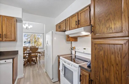 Billings House | Conveniently located, 4bd, 3bath, Vaulted ceilings