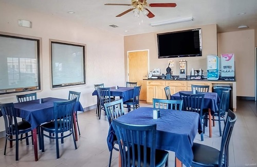 Sweet Home House | Conveniently Located Near Spoetzl Brewery! Onsite Parking, FREE Breakfast!
