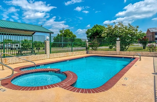 Sweet Home House | Conveniently Located Near Spoetzl Brewery! Onsite Parking, FREE Breakfast!