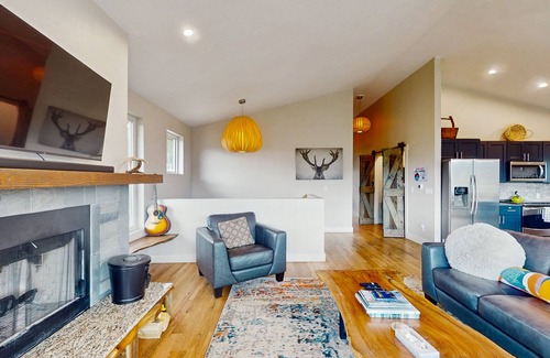Tabernash House | Conveniently located home with wifi, hot tub & great views - dog friendly