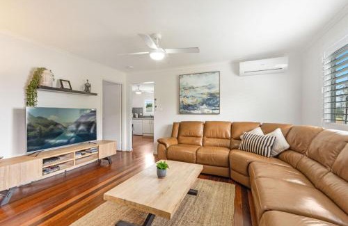 Yamba House | Convent Cottage - Pet friendly home in the centre of town