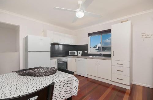 Yamba House | Convent Cottage - Pet friendly home in the centre of town