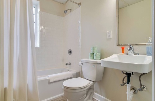 Music Row Hotel | Converted Studio Apartment. - Great Location!