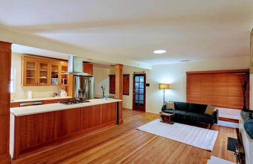 Sherman Oaks Bed & Breakfast | Convinient Location in Los Angeles