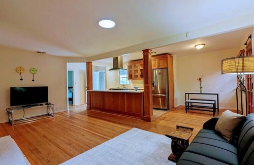 Sherman Oaks Bed & Breakfast | Convinient Location in Los Angeles