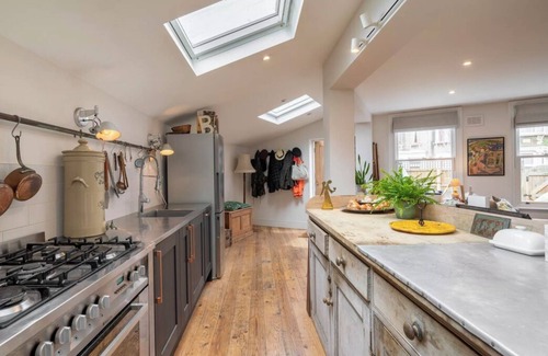 Dalgarno Apartment | Cool en-suite double in fun Kensal Green, great transport options.