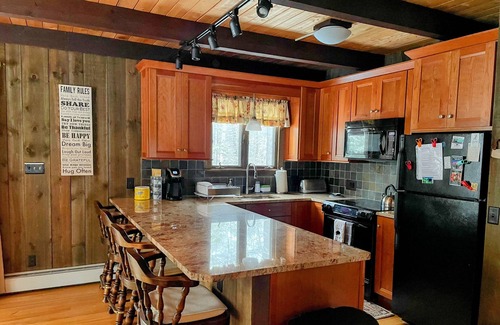 Mountain Acres Cabin | Cool Runnings Cabin: Rustic + Spacious w. Fireplace + FirePit 12 min to Stratton