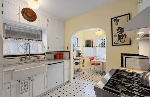 Lincoln House | Cool Uptown Village Stay