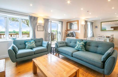 Cirencester House | Coot Cottage - holiday house with fantastic lake views