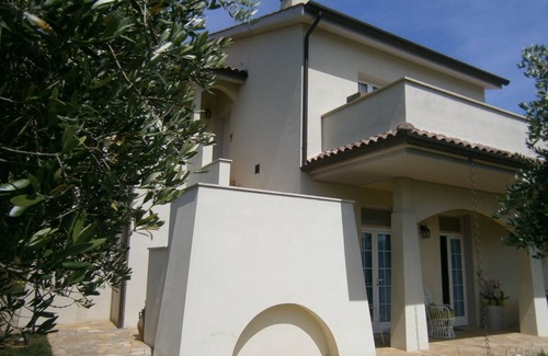 Pian di Rocca Apartment | Coral apartment in a private villa