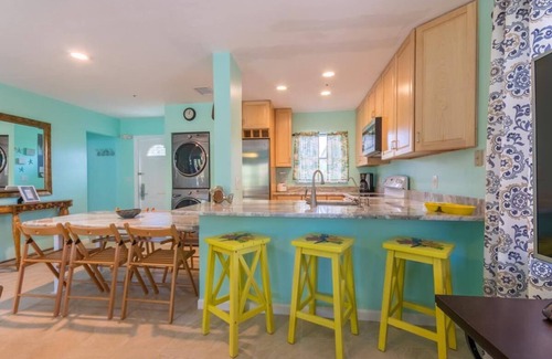 Safety Harbor Club House | “Coral Cottage” A Cottage Secluded in Palms with a Jacuzzi 2 minute walk 2 Beach