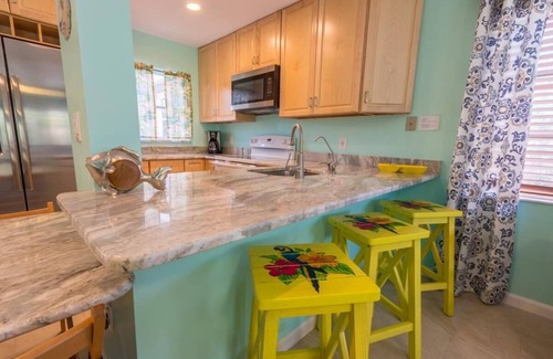 Safety Harbor Club House | “Coral Cottage” A Cottage Secluded in Palms with a Jacuzzi 2 minute walk 2 Beach
