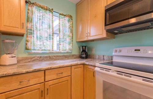 Safety Harbor Club House | “Coral Cottage” A Cottage Secluded in Palms with a Jacuzzi 2 minute walk 2 Beach