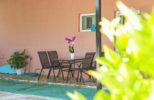 Gouvia Apartment | Corfu Seaside Cottage - Private Garden Retreat