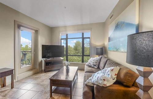 South Pandosy Apartment | Corner Apartment with Lake View 518