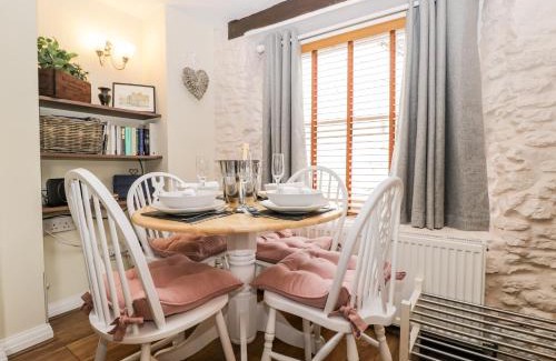 Malmesbury House | Corner Cottage